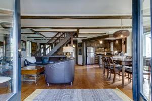 Posezení v ubytování Le petit Manoir Spa et Vue sur rivière St Maurice