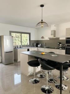 Kuchyň nebo kuchyňský kout v ubytování Appartement 140M2 villa cargèse