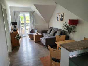 sala de estar con sofá y mesa en Landhaus Sandra, en Lütow