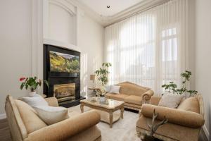 Posezení v ubytování West Coast Cozy Home