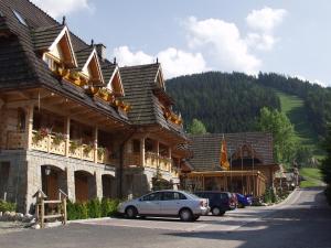 een auto geparkeerd voor een gebouw bij Hotel Nosalowy Dwór in Zakopane