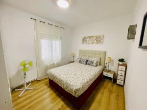 1 dormitorio con cama y ventana en Beach Apartment Barca 6 en Barcelona