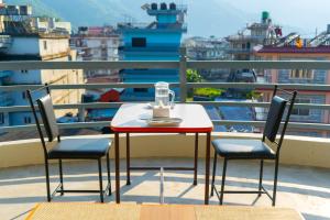 Svalir eða verönd á Hotel Pokhara Suites
