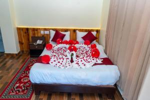 Postel nebo postele na pokoji v ubytování Hotel Pokhara Suites