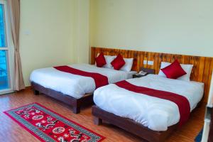 Postel nebo postele na pokoji v ubytování Hotel Pokhara Suites