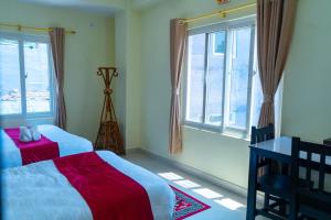 Postel nebo postele na pokoji v ubytování Hotel Pokhara Suites
