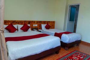 Postel nebo postele na pokoji v ubytování Hotel Pokhara Suites
