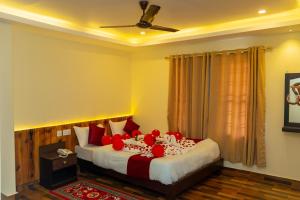 Postel nebo postele na pokoji v ubytování Hotel Pokhara Suites