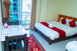 Postel nebo postele na pokoji v ubytování Hotel Pokhara Suites