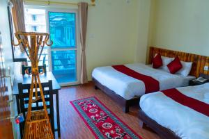 Postel nebo postele na pokoji v ubytování Hotel Pokhara Suites