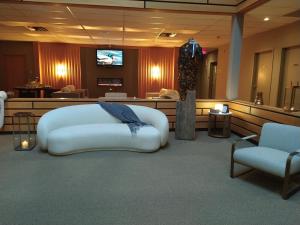 Habitación con cama y TV. en Nomi Resort en Harcourt