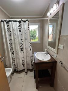 baño con lavabo y cortina de ducha en Moreno en San Martín de los Andes
