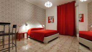 ポルト・チェザーレオにあるBed Anthos Porto Cesareoのベッドルーム1室(赤いベッド1台、赤いカーテン付)