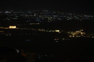 Cảnh núi rừng hoặc tầm nhìn ra núi từ căn hộ