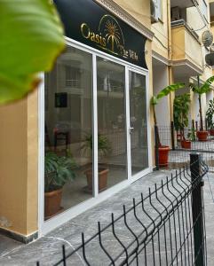 un front de magasin avec un panneau indiquant un restaurant dans l'établissement Oasis The Villa, à Durrës