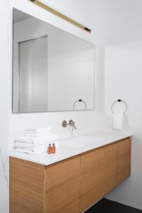 een badkamer met een wastafel en een spiegel bij The Levee in Tel Aviv