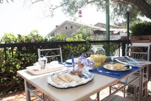 スカリオにあるCasa Marinaのパンとオレンジジュースを添えたテーブル