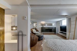 TV a/nebo společenská místnost v ubytování Le petit Manoir Spa et Vue sur rivière St Maurice