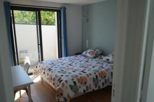 una camera con un letto e una grande finestra di Maison contemporaine aux portes de Brest a Bohars