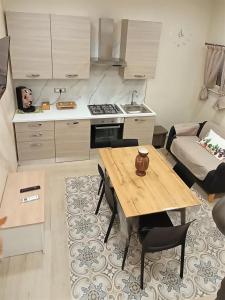 a kitchen with a wooden table in a room at Sicilia bedda in Agrigento