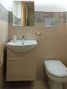 La salle de bains est pourvue d'un lavabo et de toilettes. dans l'établissement Sicilia bedda, à Agrigente