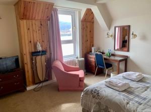 The Lochalsh Hotel - Views of Skye Bridge客房内的一张或多张床位