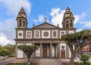 サン・クリストバル・デ・ラ・ラグーナにあるApartamento acogedor en la lagunaの二塔二本木のある古教会
