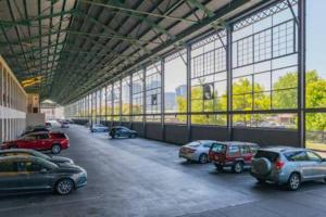 un gran edificio con coches estacionados en un estacionamiento en Captain's Quarters Riverfront #1, en Nashville