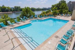 una gran piscina con sillas y un río en Captain's Quarters Riverfront #1, en Nashville
