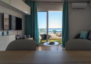 a living room with a view of the ocean at Apartamento Deluxe AM in Quarteira