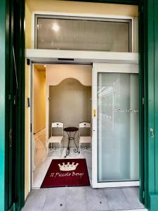 eine Tür, die in ein Esszimmer mit einem Tisch und Stühlen führt in der Unterkunft Gli Alloggi De Il Piccolo Borgo in Castel Maggiore