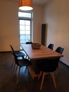 - une table à manger avec des chaises et un panier dans l'établissement Gîte Stevalou, à Labarthe-Rivière