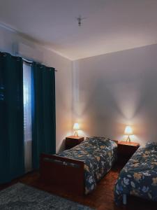1 dormitorio con 2 camas y 2 lámparas. en Indie7house, en Pano Lefkara