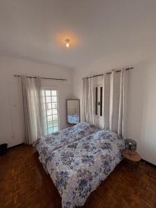1 dormitorio con 1 cama con manta azul y blanca en Indie7house, en Pano Lefkara