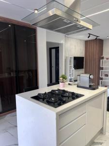 una cucina con piano cottura e forno di Coin Confort 2 chambres de luxe avec piscine a Tétouan