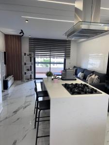 Η κουζίνα ή μικρή κουζίνα στο Coin Confort 2 chambres de luxe avec piscine