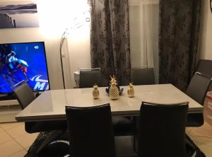 Sala de conferencias con mesa con sillas y TV en Villa Leprevost, en Béziers 4 fotos más