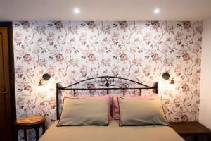 a bedroom with a bed with a floral wallpaper at Locanda Adriana in Montefranco