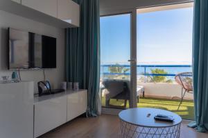 een woonkamer met uitzicht op de oceaan bij Apartamento Deluxe AM in Quarteira