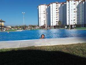 Bazén v ubytovaní Apartamento playa Valdelagrana alebo v jeho blízkosti