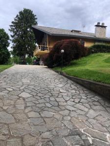 a cobblestone driveway in front of a house at Villa Roberta in Fiano