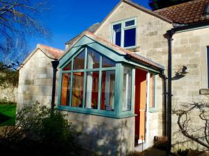 une maison avec une grande fenêtre à l'avant dans l'établissement The Laurels, à Westwood