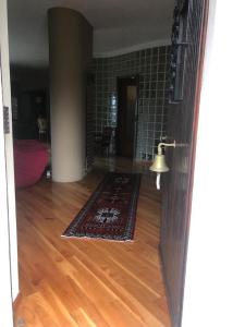 una puerta abierta a una sala de estar con alfombra en Villa Roberta en Fiano