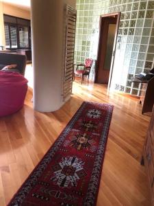sala de estar con alfombra en el suelo de madera en Villa Roberta en Fiano