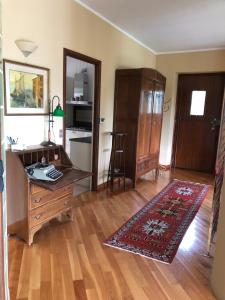 - un salon avec un bureau et un tapis dans l'établissement Villa Roberta, à Fiano