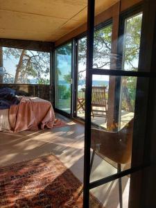 Zimmer mit Blick auf ein Zimmer mit Fenstern in der Unterkunft fjord : oslo 