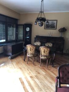 a dining room with a table and chairs and a piano at Villa Roberta in Fiano