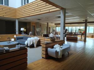 sala de estar amplia con sofá y sillas en Nomi Resort en Harcourt