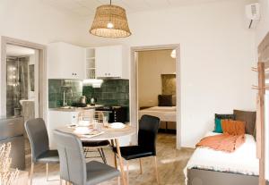 een keuken en een eetkamer met een tafel en stoelen bij Sia's Sea House in Almirida