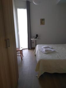 Habitación de hotel con cama y ventana en Affittacamere Da Euro, en La Spezia
